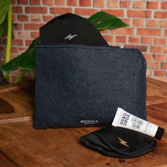 Shinola Other - Shinola x American Airlines blue felt zip travel case